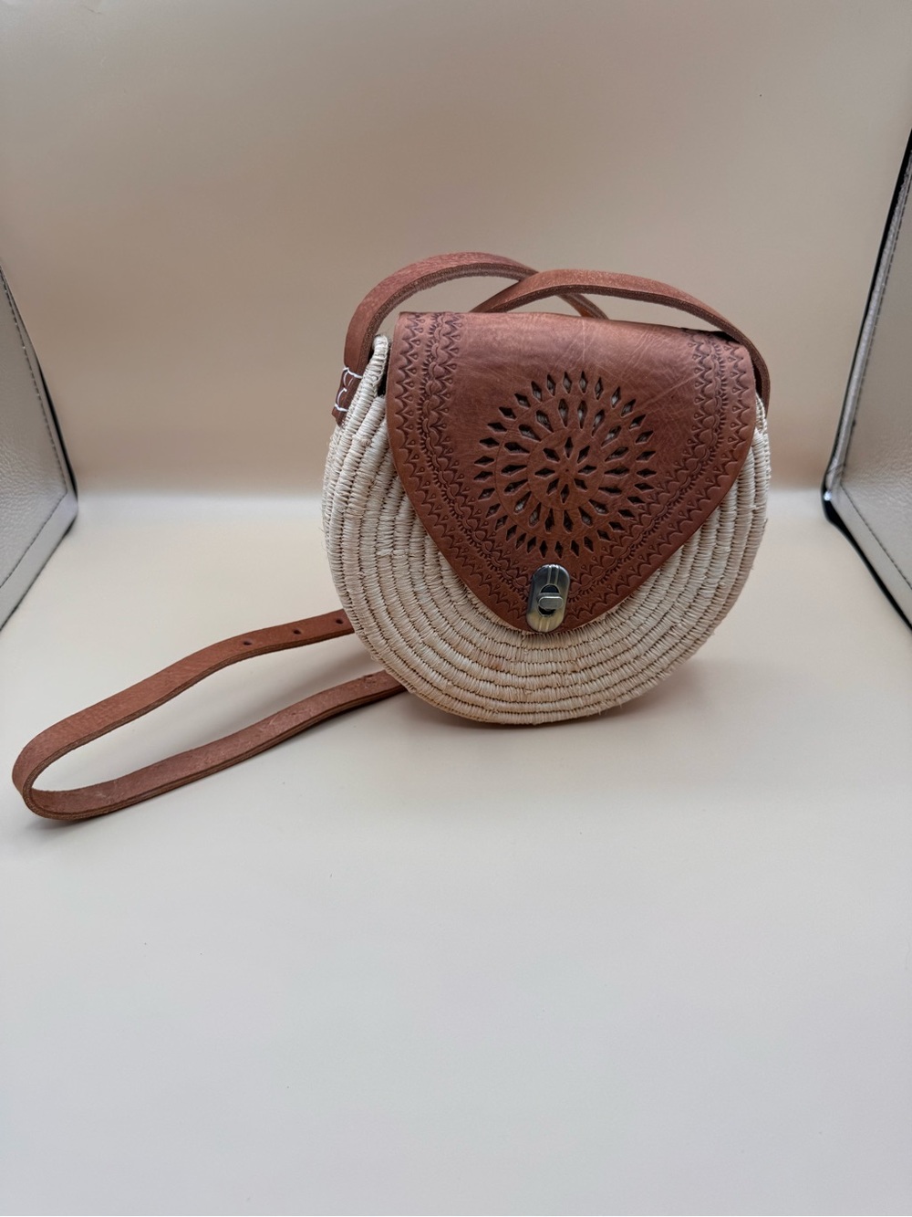 Source Unknown Beige Woven Round Crossbody with Brown Leather Flap - Picture 3 of 14